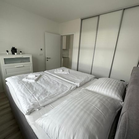 Ein Park Apartment With Free Parking Bratislava Bagian luar foto
