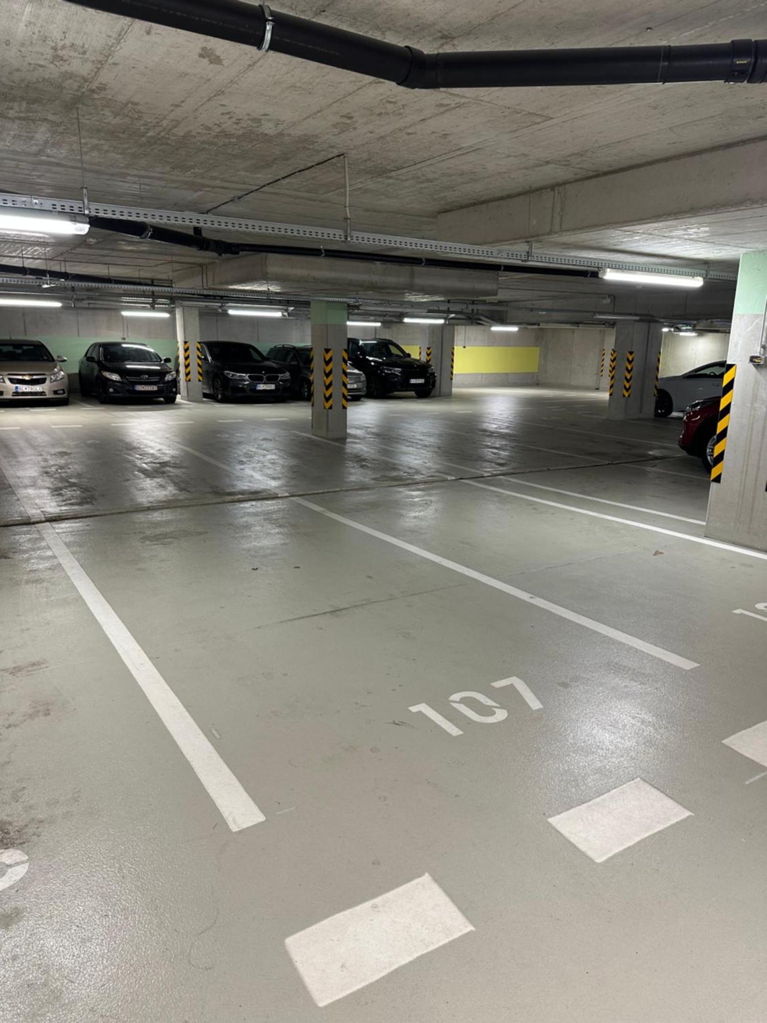 Ein Park Apartment With Free Parking Bratislava Bagian luar foto