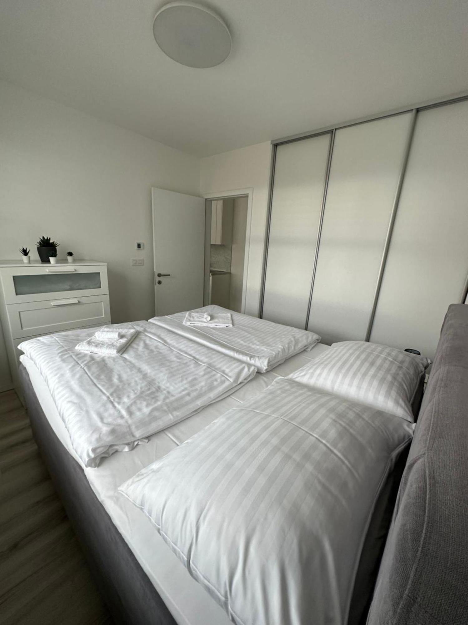 Ein Park Apartment With Free Parking Bratislava Bagian luar foto