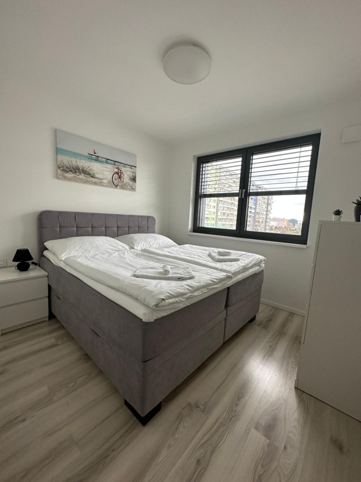 Ein Park Apartment With Free Parking Bratislava Bagian luar foto