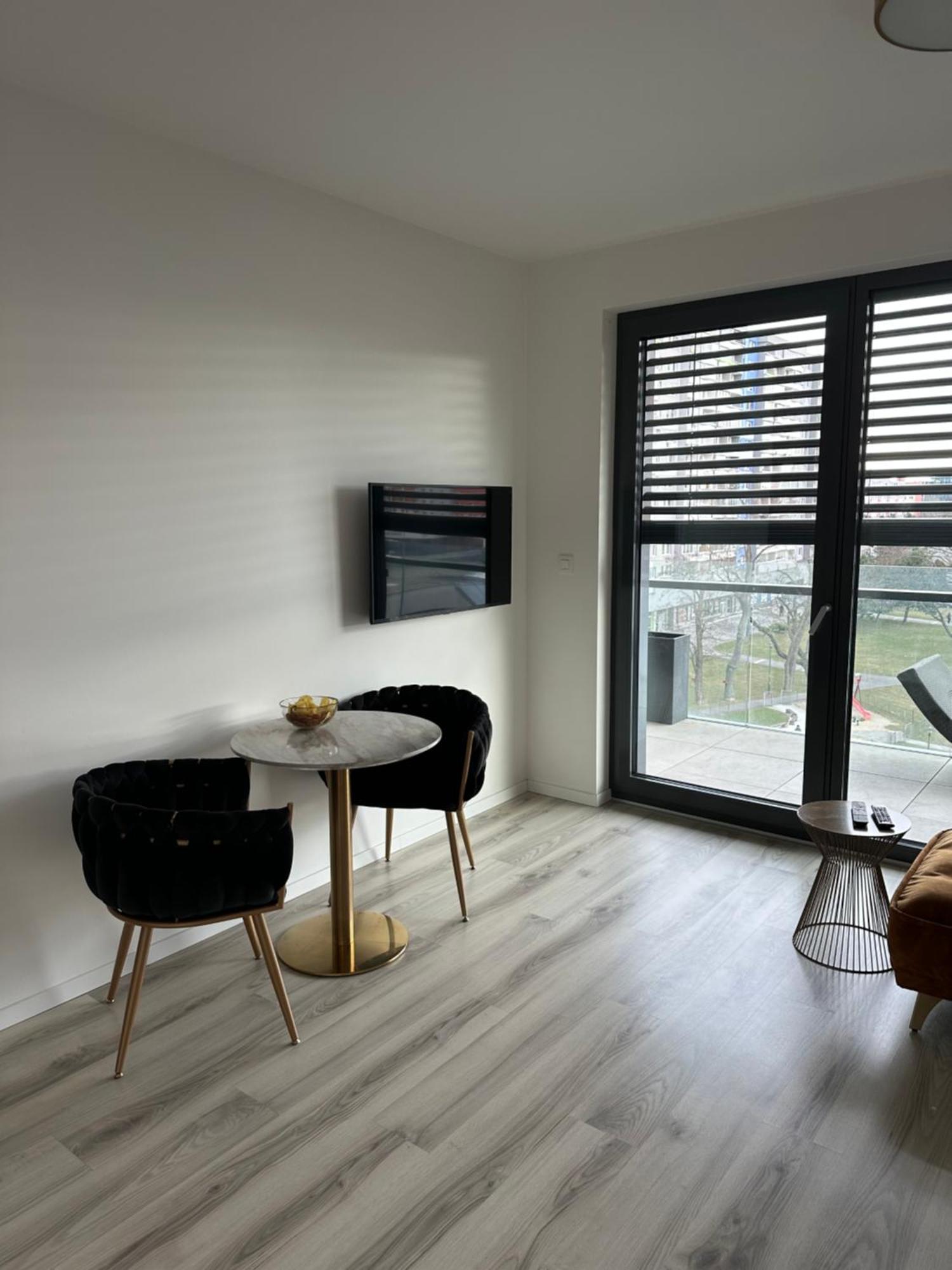 Ein Park Apartment With Free Parking Bratislava Bagian luar foto